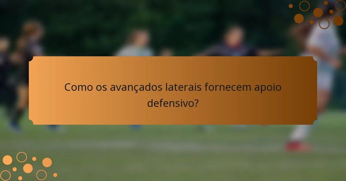 Como os avançados laterais fornecem apoio defensivo?